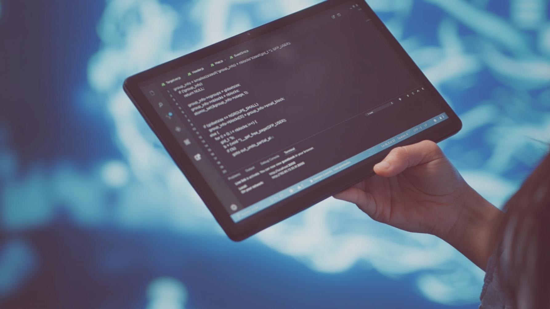 Comparação de wireframe mostrando topologia limpa e otimizada